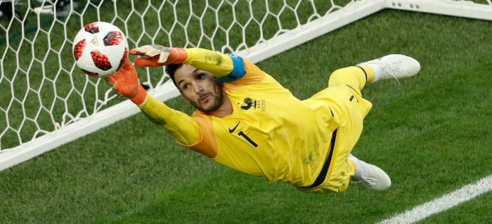 Goleiro francês fez grande defesa ainda quando estava zero a zero. Depois...a França marcou