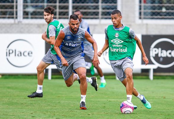 Lesionado, Maicon treina com bola e fica perto de voltar ao Grêmio