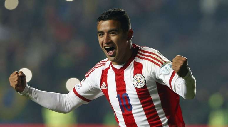 Na mira do Santos, Bryan Ruiz faz exames e Derlis González é anunciado pelo pai