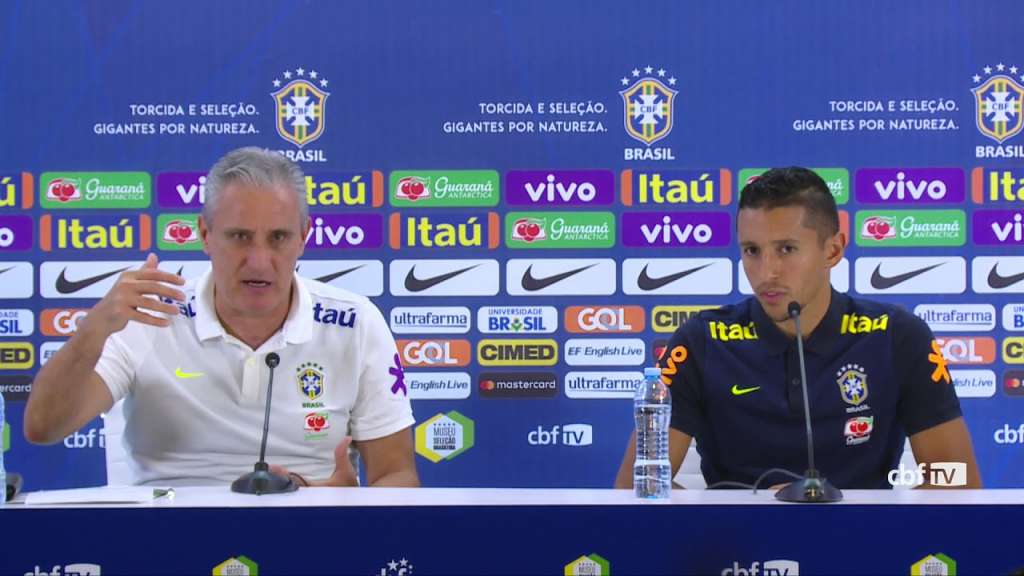 Tite ao lado de Marquinhos na entrevista coletiva