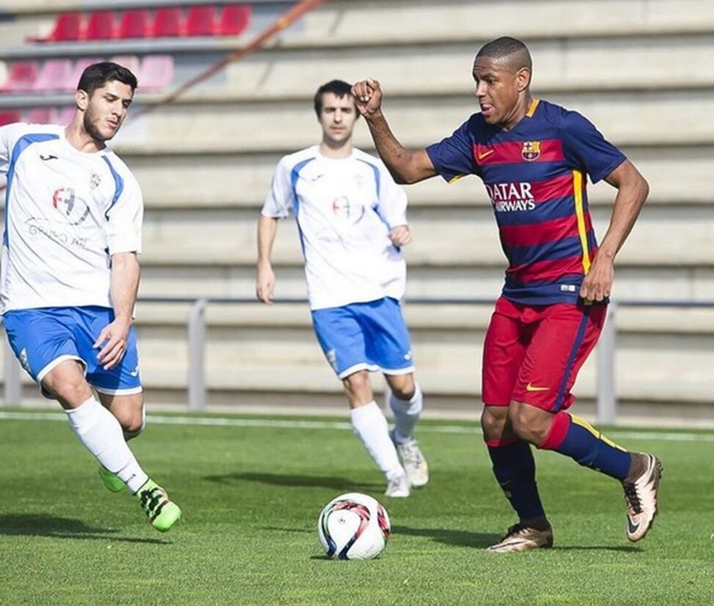 Ponte Preta contrata ex-meia do Barcelona e grande promessa do Fluminense