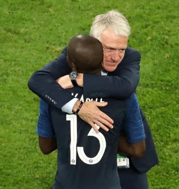 Deschamps se emociona com festa em Paris após vaga na final da Copa