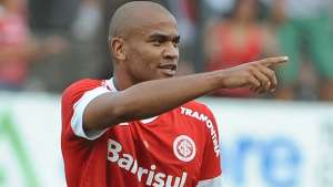 Rodrigo Moledo sente dores no joelho direito e deixa treino do Inter mais cedo