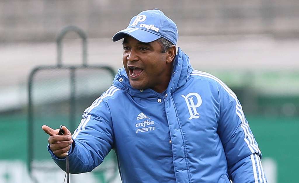 O técnico Roger Machado já fez um esboço do Palmeiras para o clássico contra o Santos