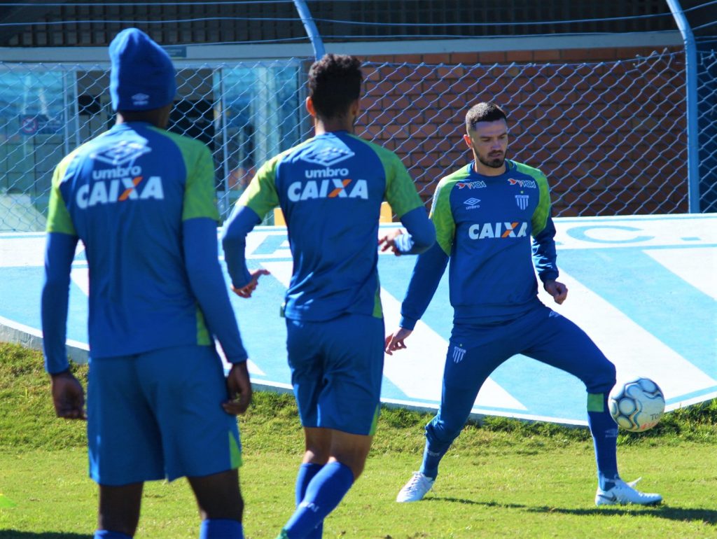 O técnico Geninho tem algumas mudanças para montar a equipe