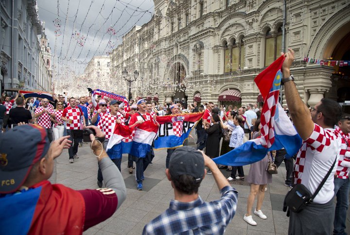 Cerca de 10 mil croatas fazem festa na praça em Zagreb após conquista histórica