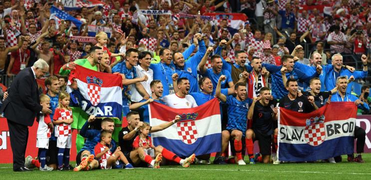 FOTO HISTÓRICA - Jogadores da Croácia posaram na frente da torcida após vaga na decisão