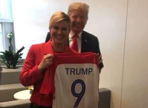Presidente da Croácia dá camisa da seleção para Donald Trump e Theresa May