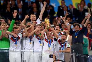 Ex-lateral Philipp Lahm e modelo russa vão levar troféu até a final da Copa