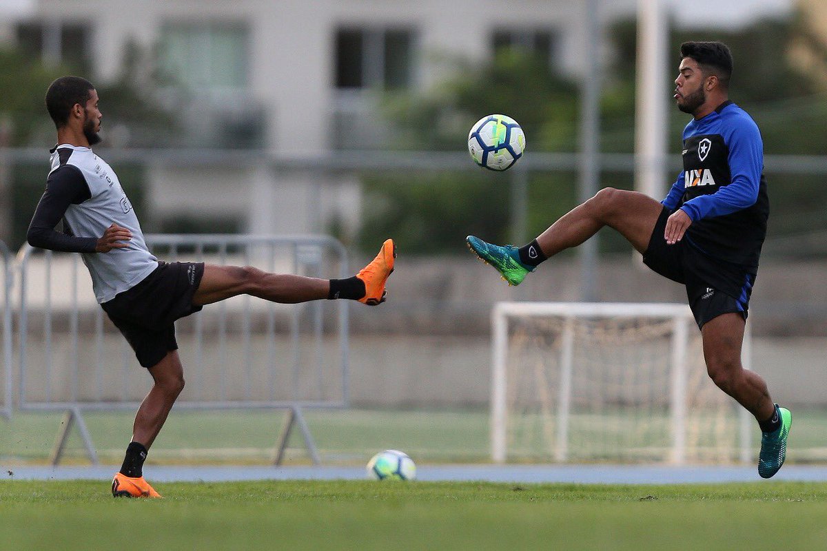 Atacante Kieza admite perda de ritmo do Botafogo com a parada da Copa do Mundo