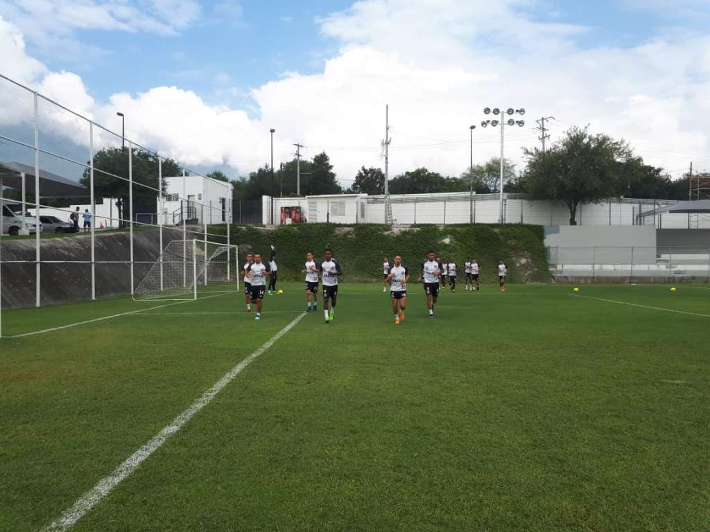 Após excursão no México, Santos volta ao Brasil e mira clássico contra Palmeiras
