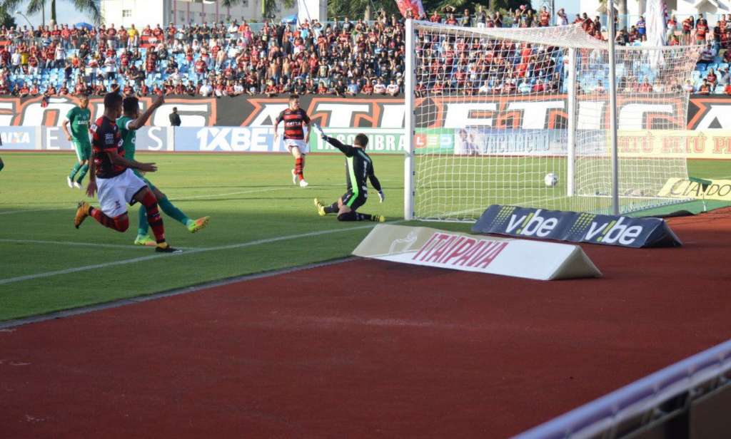 O atacante Júnior Brandão está de volta ao time titular do Atlético-GO