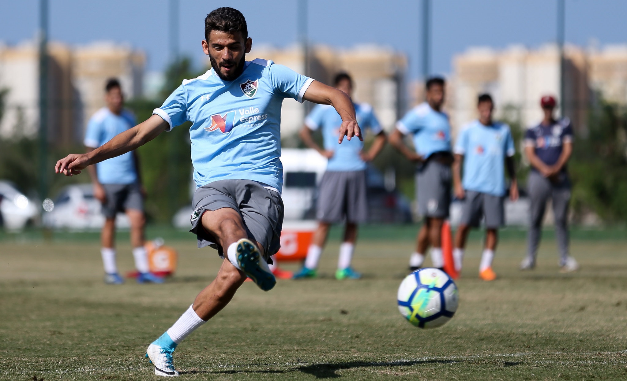 Jadson aprova trabalhos do Fluminense durante pausa para a Copa do Mundo