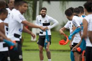 De volta ao CT Rei Pelé, Santos treina com Gabriel e Alison