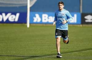 Geromel volta aos treinos do Grêmio, mas Kannemann deixa atividade mais cedo
