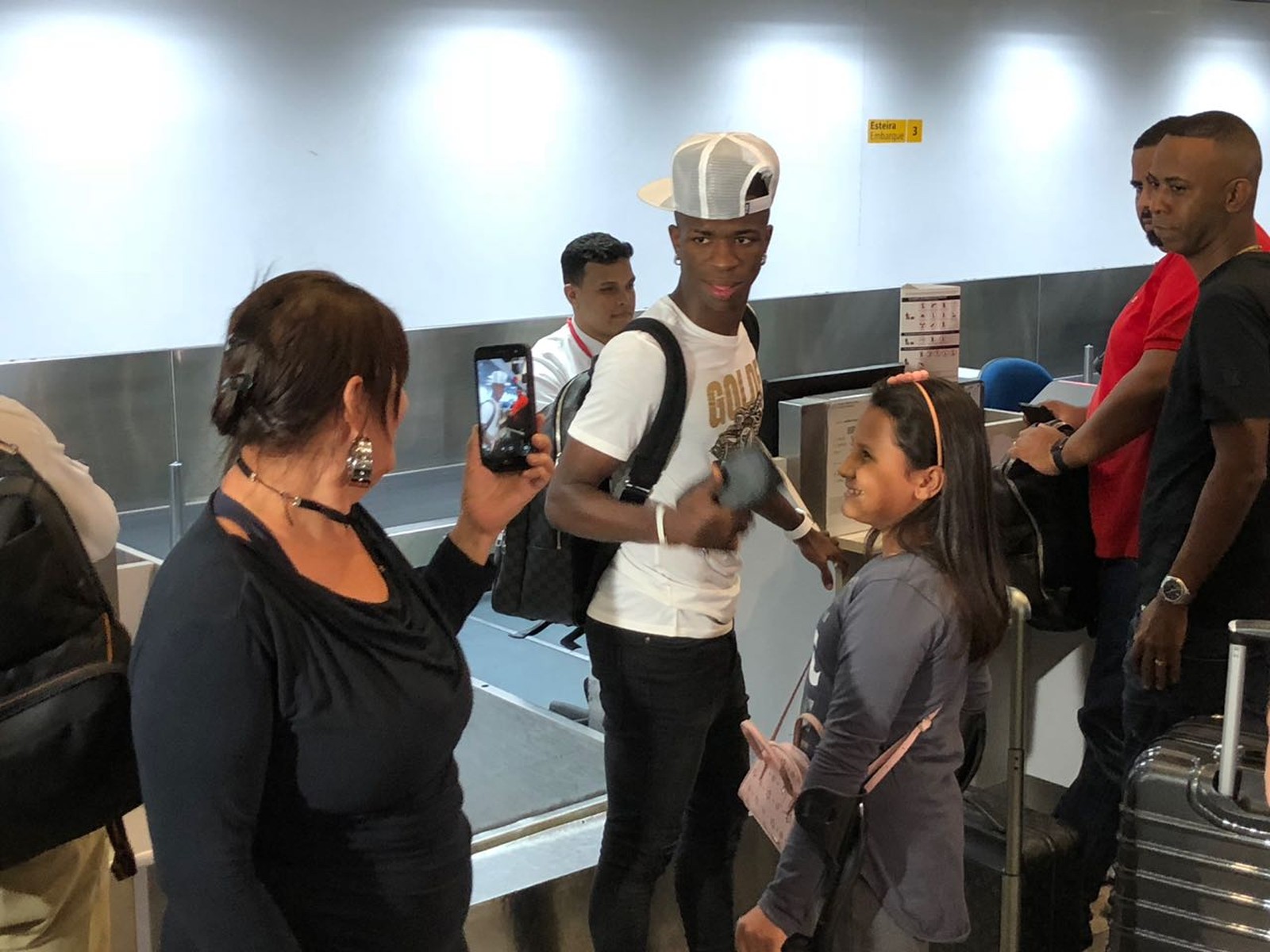 Reforço do Real, Vinicius Junior desembarca em Madri sem dar entrevistas