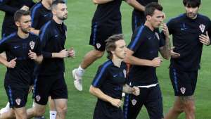 Com time completo, Croácia faz último treino antes da final da Copa