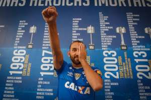 Barcos é apresentado no Cruzeiro e se diz ansioso para estrear: 'Estou no ritmo'