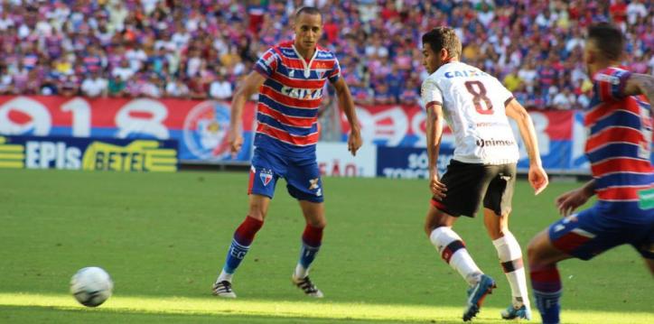 Fortaleza teve mais posse de bola, mas Atlético-GO mostrou eficiência mesmo com 10 jogadores. Foto: Leonardo Moreira