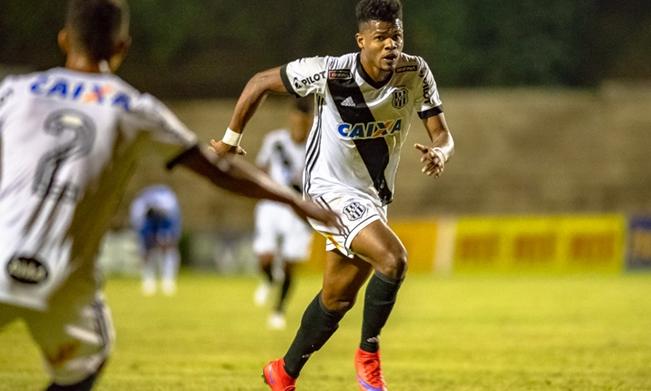Júnior Santos marcou os dois gols da Ponte Preta em Sorocaba. Foto: Jesus Vicente