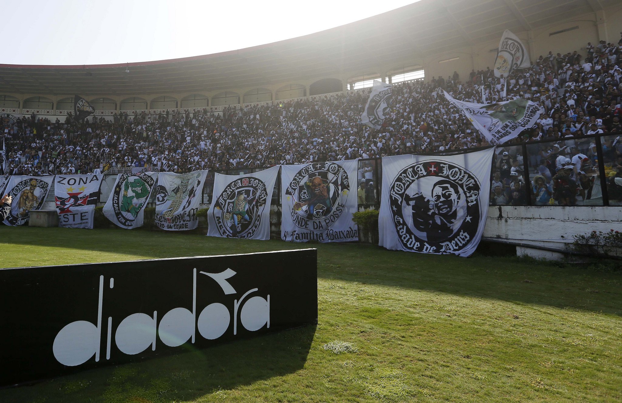 Vasco faz treino aberto antes de jogo decisivo e apresenta zagueiro colombiano