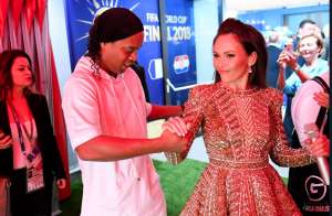 Ronaldinho Gaúcho rouba a cena com participação na festa de encerramento da Copa