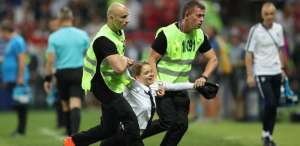 Em invasão de campo na decisão, Pussy Riots reivindicam fim de repressão de Putin