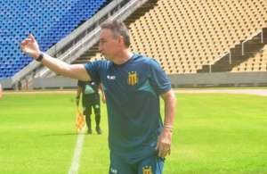 Roberto Fonseca quer aproveitar sequência em casa para tirar Sampaio da degola