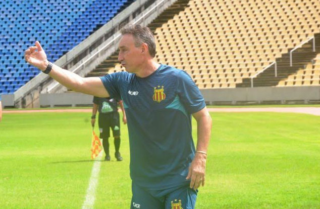 Roberto Fonseca quer aproveitar sequência em casa para tirar Sampaio da degola