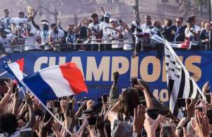 Após título da Copa, seleção da França é recebida com festa em Paris