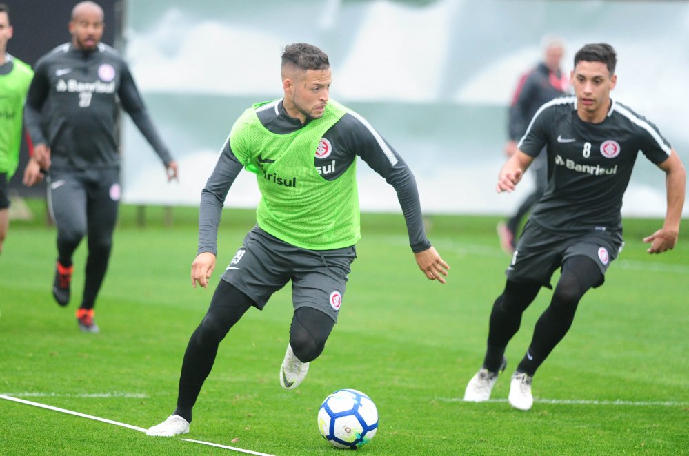 Damião e Moledo voltam a ficar de fora do treino do Internacional