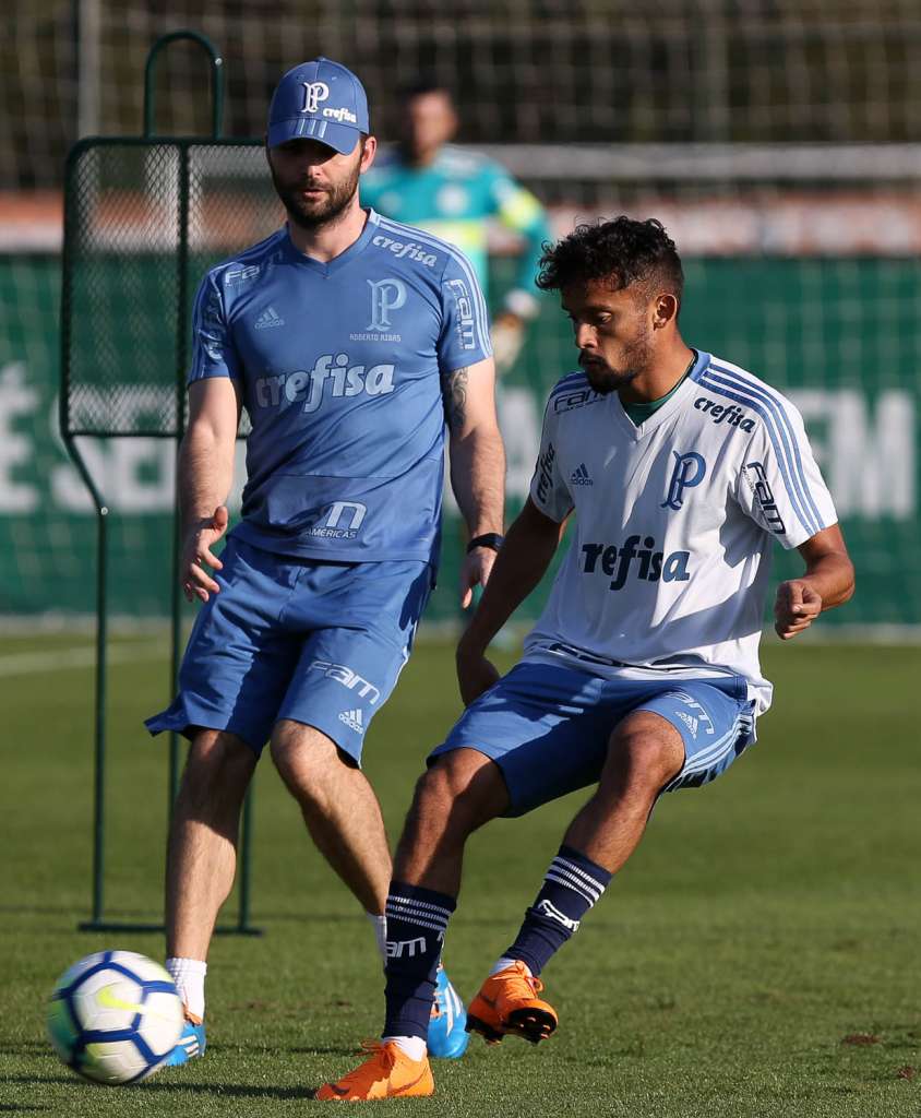 Scarpa treinou entre os titulares do Palmeiras