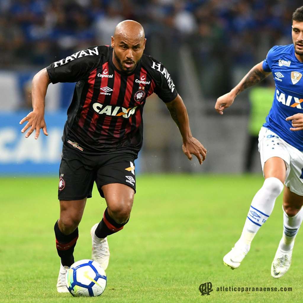 Cruzeiro empata com Atlético-PR e avança na Copa do Brasil