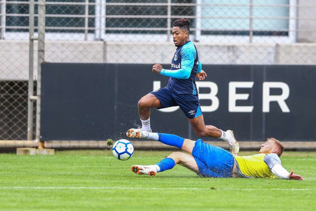 Marinho é regularizado e deve ser opção no banco do Grêmio contra o Atlético-MG