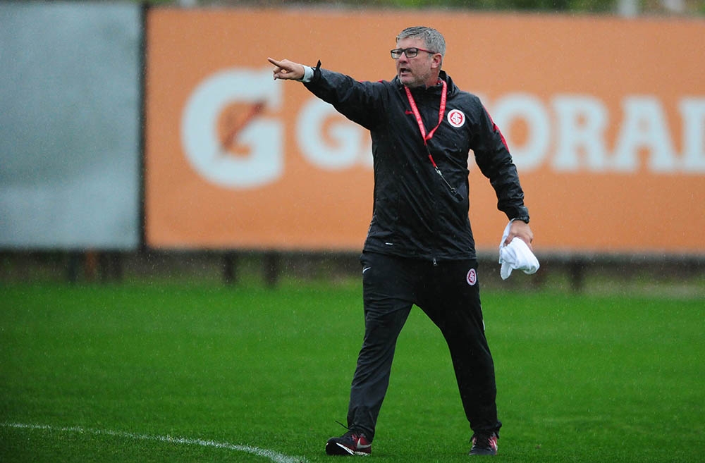 Odair confirma escalação do Inter com Zeca improvisado no meio