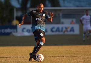 Atlético-PR acerta contratação do lateral Reginaldo junto ao Londrina