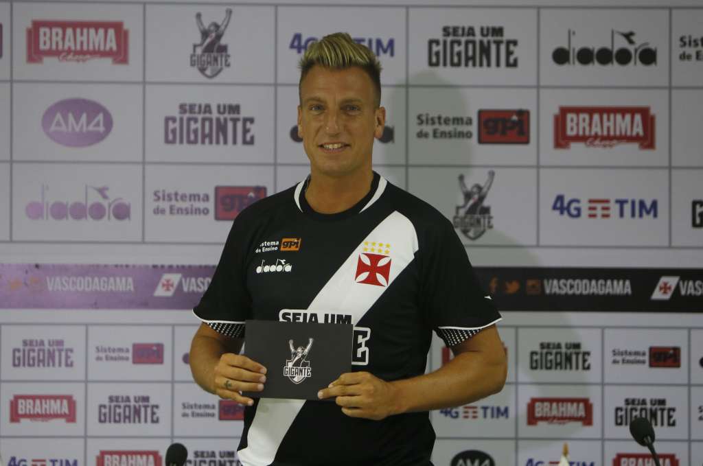 Maior reforço do Vasco no ano, Maxi López exalta torcida em apresentação