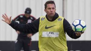 Loss diz que Corinthians lutará por títulos e vê time melhor após a Copa do Mundo