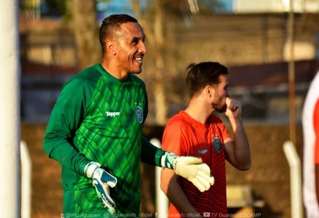 O goleiro Oliveira não fez uma boa partida na derrota bugrina para o Figueirense