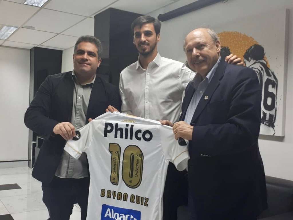 Sem o mesmo faro goleador do passado, Bryan Ruiz sonha ser o 'maestro' do Santos