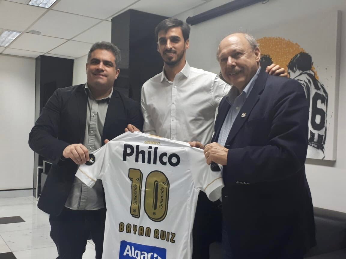 Sem o mesmo faro goleador do passado, Bryan Ruiz sonha ser o ‘maestro’ do Santos