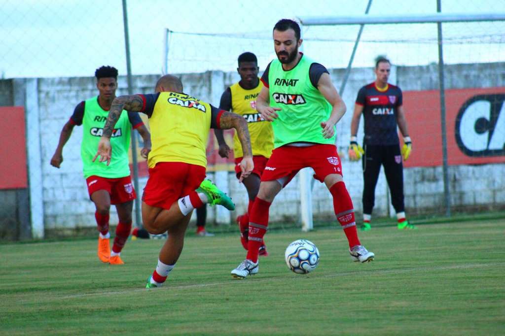 Juliano espera manutenção do bom momento do CRB na Série B após equipe sair do Z4 da competição
