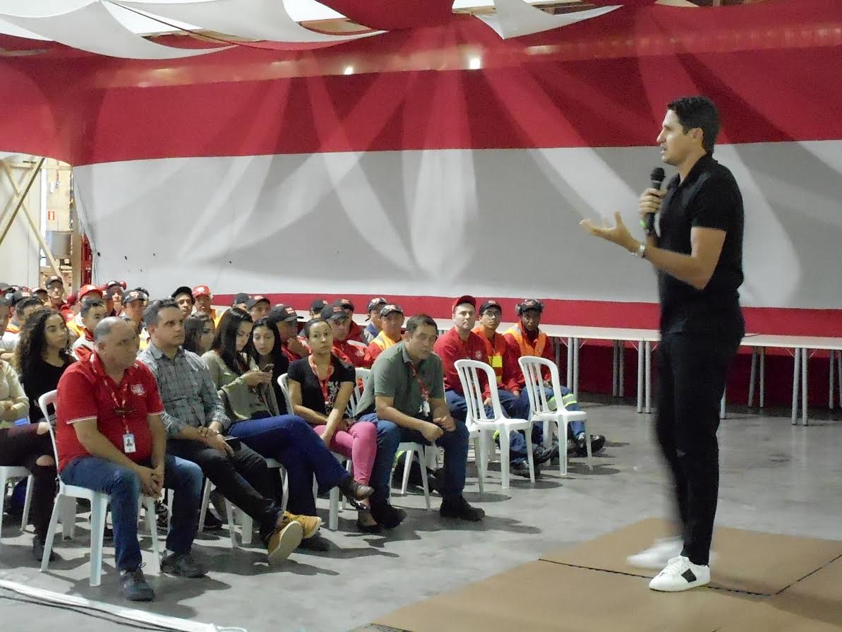 ​Pentacampeão Edmílson leva lições do futebol para a FEMSA
