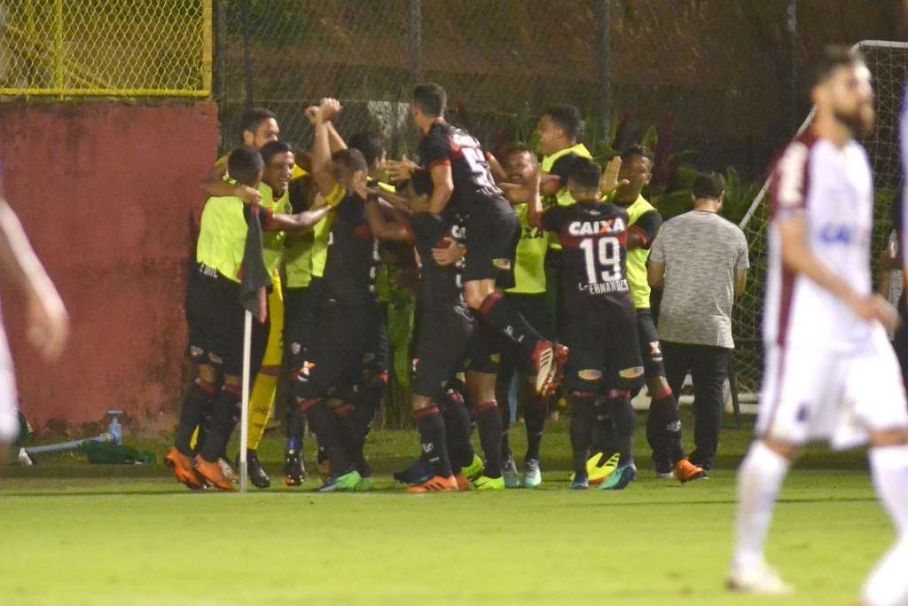 Vitória 1 x 0 Paraná - Leão se afasta da degola e complica o Tricolor 2 0002050328470 img