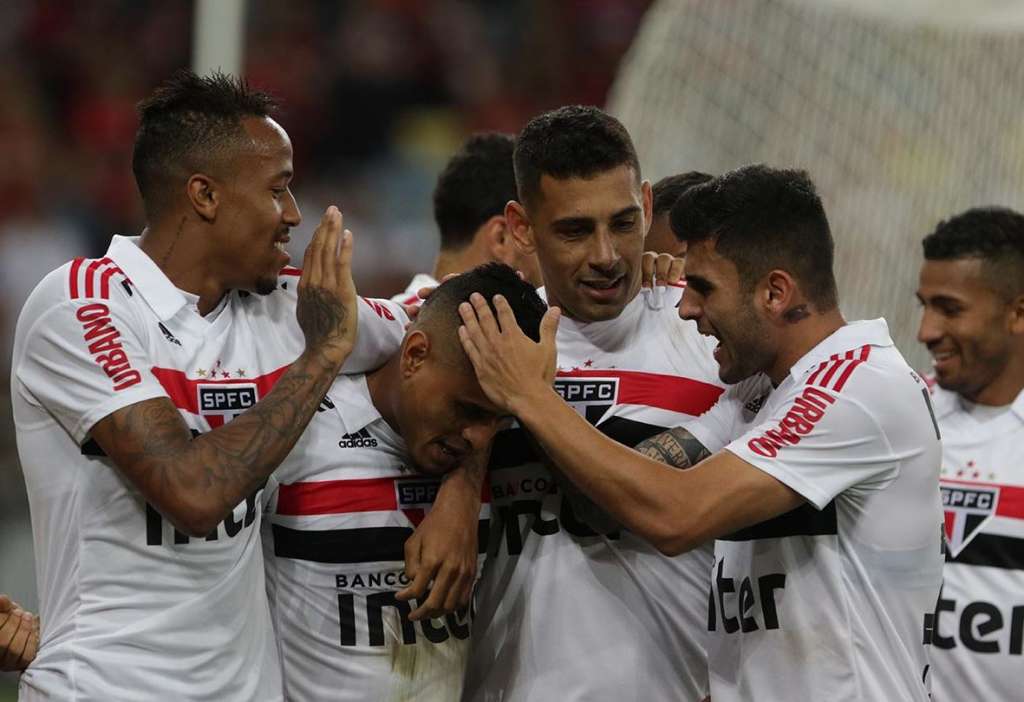 Jogadores comemoram o gol de Everton, que deu a vitória ao São Paulo sobre o Flamengo