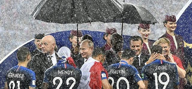 Presidente da Croácia se divertiu muito debaixo de chuva na premiação da Copa