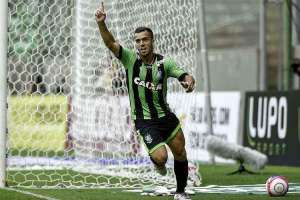 Santos desiste de oferta árabe e negocia meia do América-MG com time de Zico