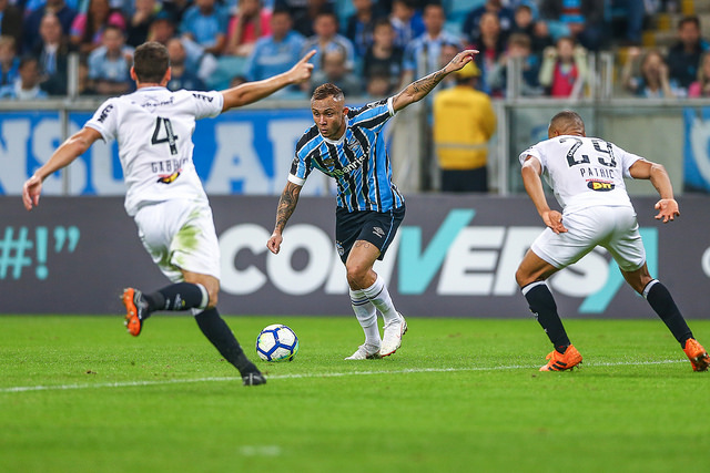 Renato elogia e se diz surpreso com atuação do Grêmio em vitória
