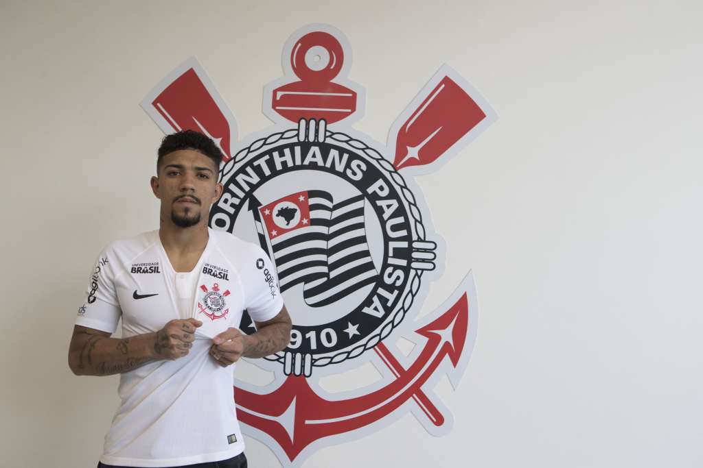 O Corinthians oficializou a contratação do volante Douglas junto ao Fluminense