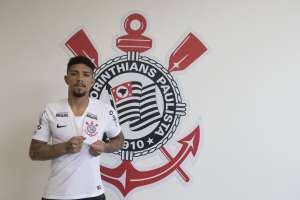 Corinthians oficializa contratação do volante Douglas, que estava no Fluminense